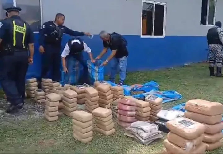 En Chame las autoridades decomisaron 207 paquetes de droga en un auto abandonado. Foto. Policía Nacional