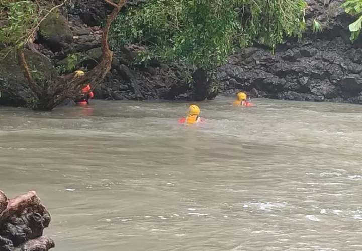 La tarde del domingo, varios ríos en el distrito de Chame aumentaron su caudal de forma considerable debido a la intensa lluvia que se registró desde horas de la mañana.  Foto. Sinaproc