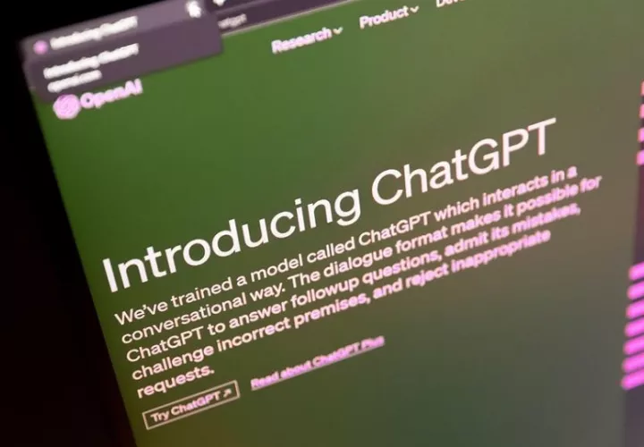 Una computadora con la portada de ChatGPT. Foto: EFE