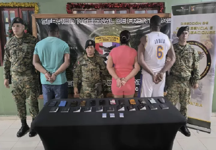 La investigación inició el pasado 11 de diciembre cuando unidades del  Senafront  soprendieron al funcionario tratando de sacr del país a una adolescente. Foto. Senafront