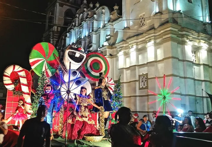 La comunidad respondió masivamente, llenando las calles de la ciudad para disfrutar de esta festividad que, además de avivar el espíritu navideño, impulsó significativamente la economía local. Foto. Thays Domínguez
