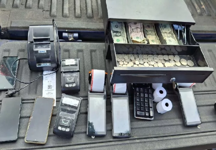 En estos locales se procedió al decomiso de equipos utilizados para la venta ilegal de chances y billetes, además de ser citados los propietarios de los establecimientos comerciales. Foto. Cortesía
