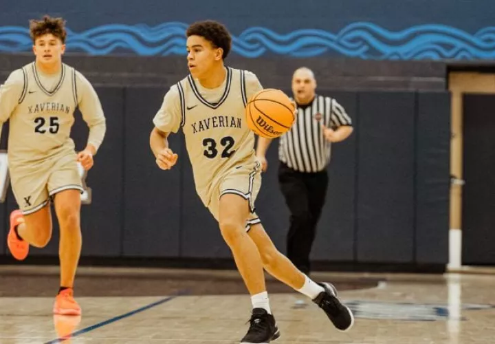 Christian Hinestroza con el balón durante un partido de su equipo Xaverian High School de Nueva York. Foto: Fepaba