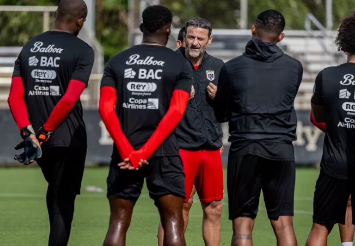 Thomas Christiansen conversa con los jugadores de Panamá. Foto: FPF