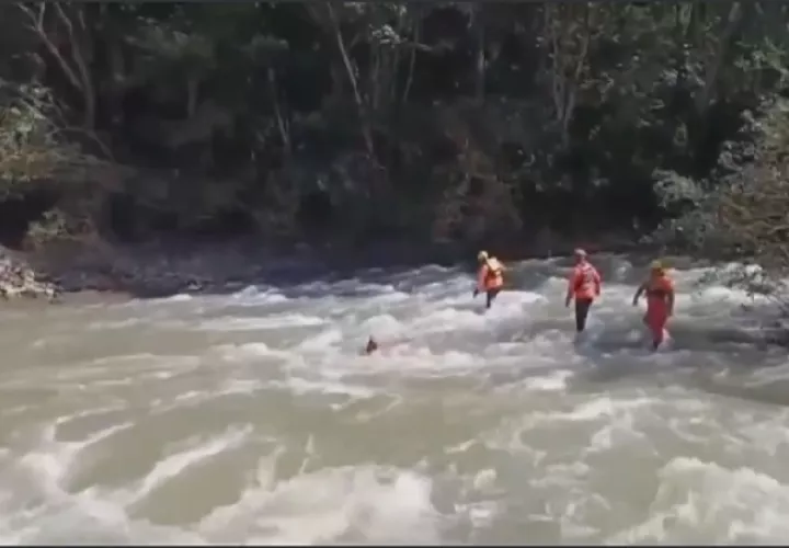 Las autoridades detallaron que el cadáver de Ricardo Eliecer Moreno fue encontrado sumergido en las aguas del río La Estancia. Foto. Sinaproc