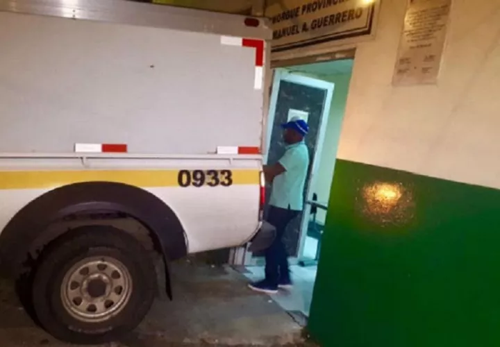 El cuerpo fue trasladado a la morgue judicial en la ciudad de Colón, para comenzar la investigación de cómo murió esta persona y su identidad. Foto. Archivo