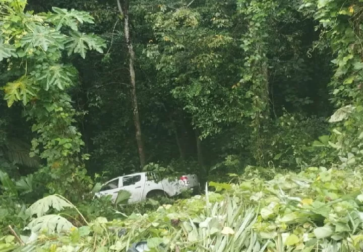 Alberto Cañate conducía un auto pick-up que fue a dar a un barranco. Foto. Diomedes Sánchez
