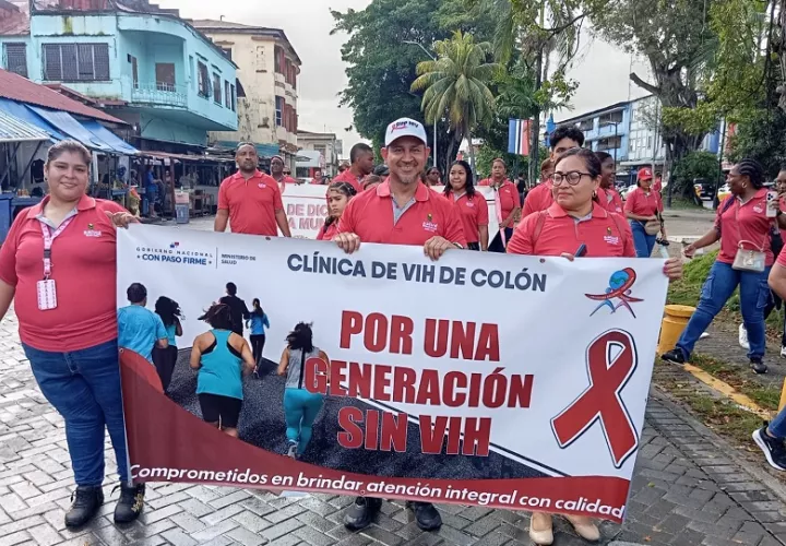 Diversas agrupaciones recorrieron las calles de Colón, por la lcuha contra el VIH/Sida. Foto. Diómedes Sánchez