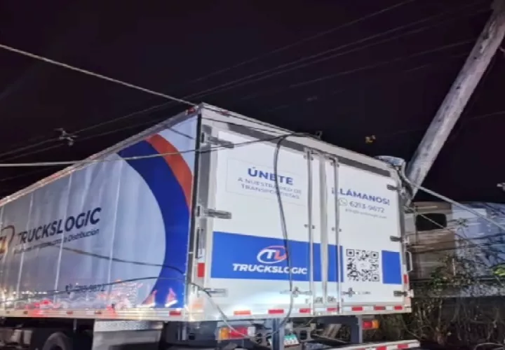 Un conductor colisionó con un objeto fijo para evitar que lo asaltaran. Foto. Diomedes Sánchez