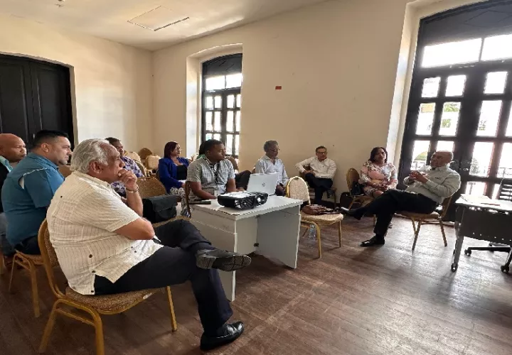 En este encuentro participaron funcionarios de la Autoridad de Turismo de Panamá, Ministerio de Obras Públicas, Idaan, Ministerio de Ambiente, ASEP, la Policía Nacional y la gobernación. Foto. Redes