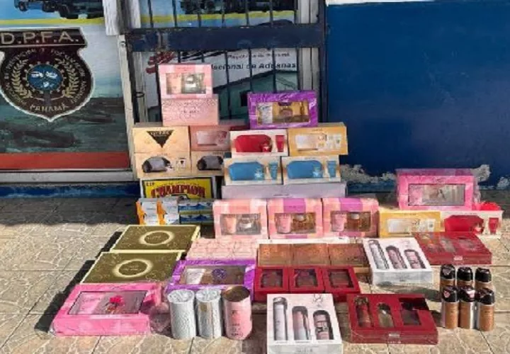 Se decomisaron bicicletas, gorras, licores y perfumes. foto. Aduanas