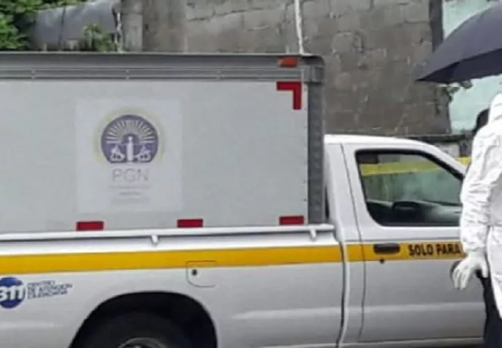 El cuerpo de la joven fue trasladado a la morgue judicial en la ciudad de Colón para la autopsia de rigor por parte de los peritos de criminalística. Foto. Diomedes Sánchez