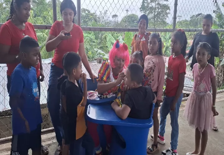 La alegría fue amplificada por la participación de la payasita Pimientita, quien pintó caritas y llenó de risas a los asistentes.  Foto. Diomedes Sánchez