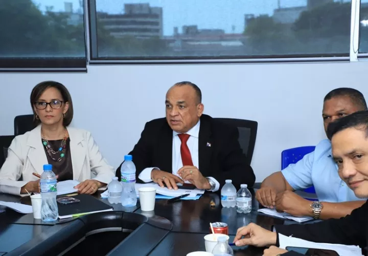 Miembros de la Comisión de Salud. Foto: Cortesía