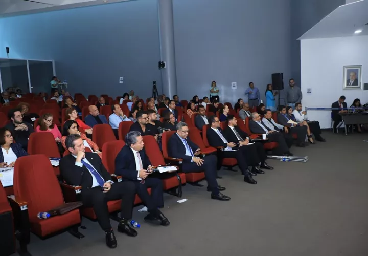 Público asistente a las consultas realizadas este lunes. Foto: Cortesía Asamblea