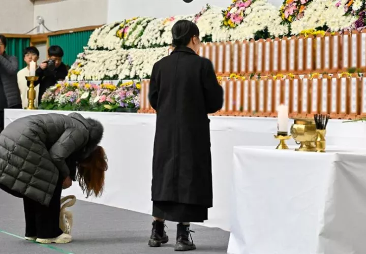 Los dolientes lloran por las víctimas del accidente aéreo de Jeju Air. Foto: EFE