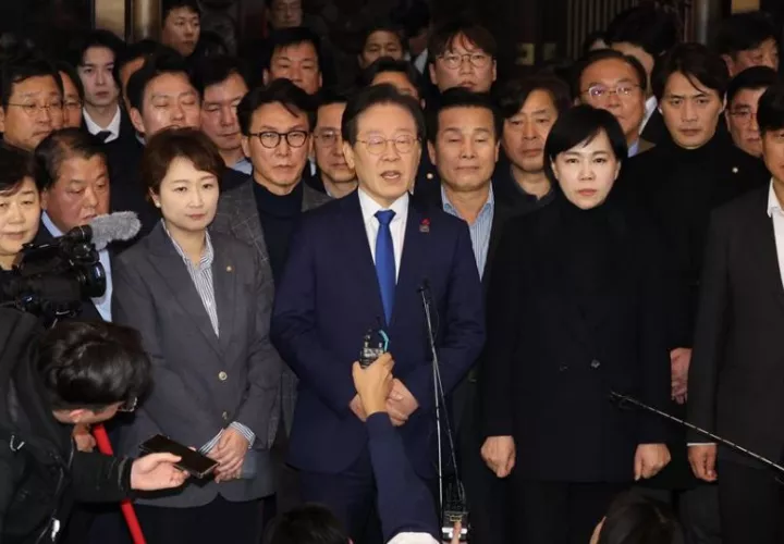 El líder del principal partido de oposición, el Partido Democrático, Lee Jae-myung (C), anuncia su postura en la Asamblea Nacional en Seúl. Foto: EFE