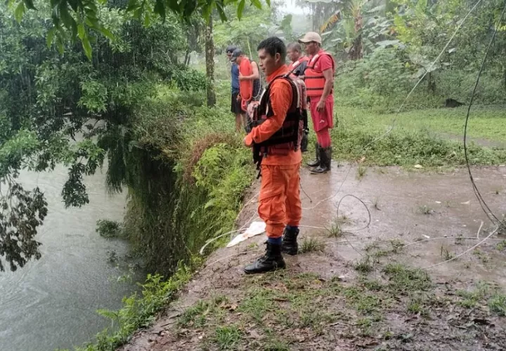 El fuerte aguacero que azotó ayer la región, propició que se suspendiera la búsqueda. Foto. Sinaproc
