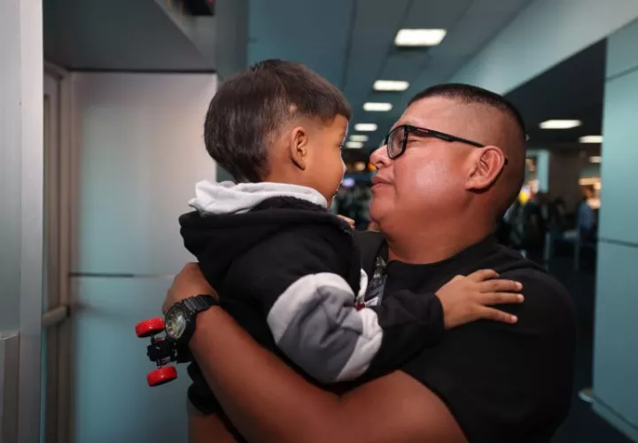 Su padre lo recibió con un abrazo en el aeropuerto, luego de meses de ausencia y esperanza.  Foto: Cortesía. 