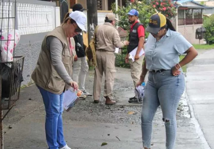 Autoridades del Ministerio de Salud insisten en que la acción comunitaria es vital para ganarle la batalla al mosquito transmisor.  Cortesía Minsa