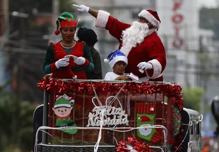 El desfile contó con la participación de delegaciones de diferentes puntos. Foto: EFE