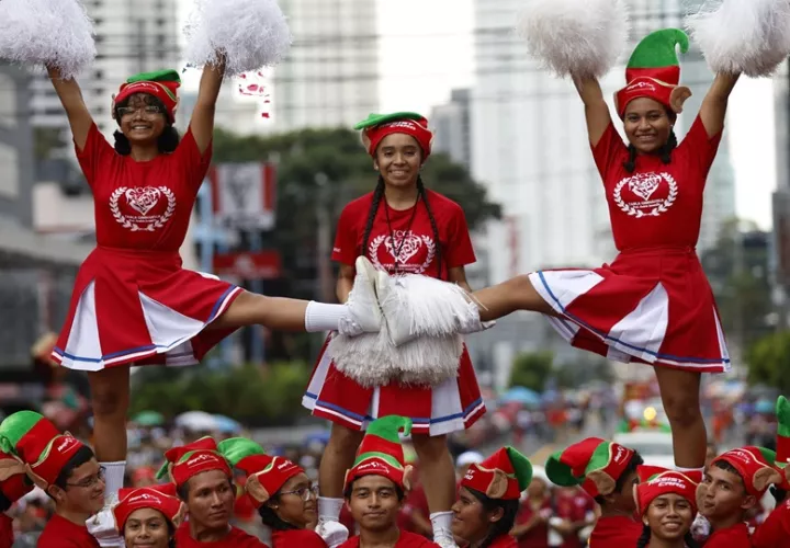 El desfile contó con la participación de delegaciones de diferentes puntos. Foto: EFE