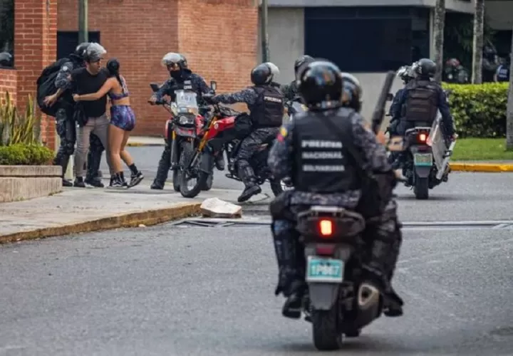 Detención de venezolanos durante protestas. Foto: EFE