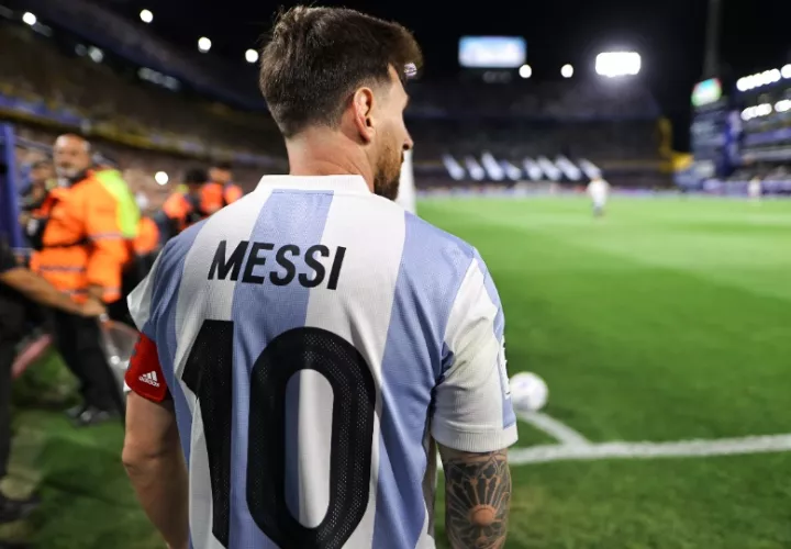 Lionel Messi en el estadio La Bombonera, en Buenos Aires (Argentina). Foto: EFE / Juan Ignacio Roncoroni