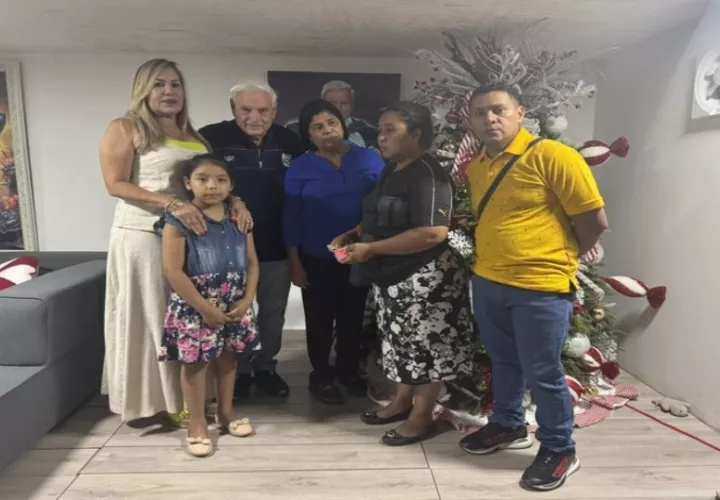 Expresidente Ricardo Marinelli realiza donación a familia. Foto: Cortesía.