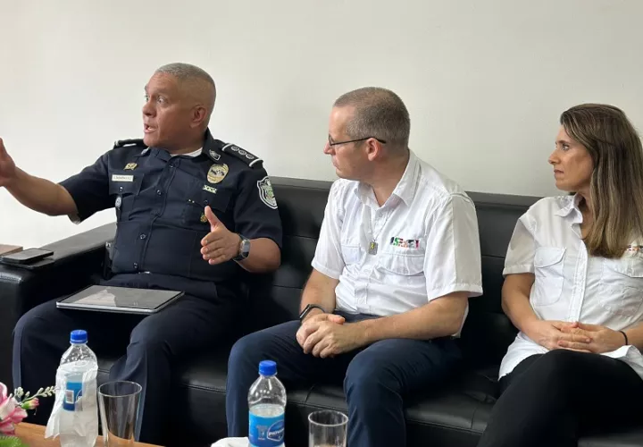 El embajador de Israel  Itai Bardov (centro),   se reunió con las autoridades de Colón y estamentos de seguridad. Foto: Diómedes Sánchez  