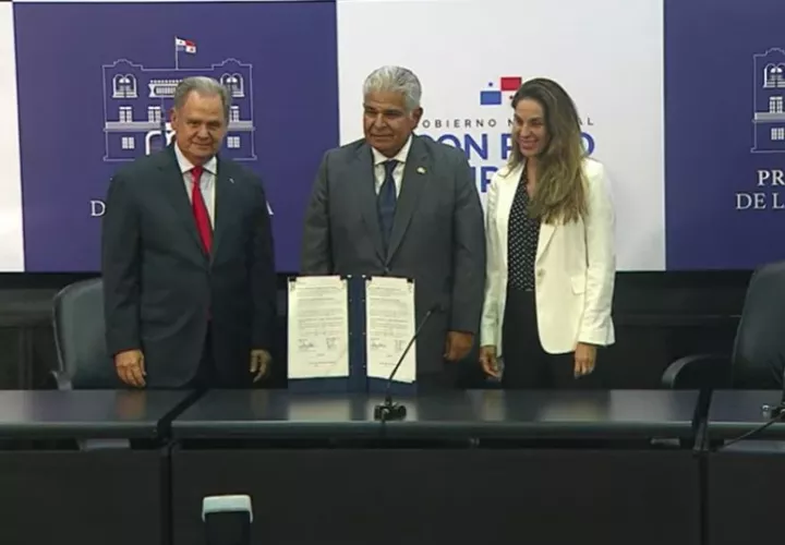 Firma del contrato para la asesoría técnica. 