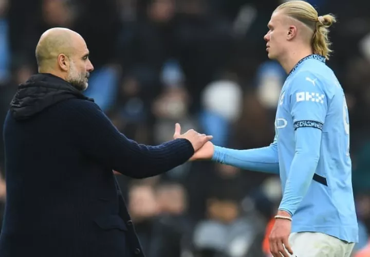 Pep Guardiola (izq)  técnico del Manchester City, saluda a Erling Haaland. Foto:EFE 