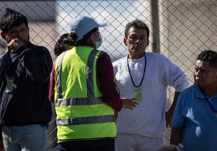 Un grupo de personas llega a la base de la Fuerza Aérea de Guatemala deportados desde Estados Unidos. Foto: EFE