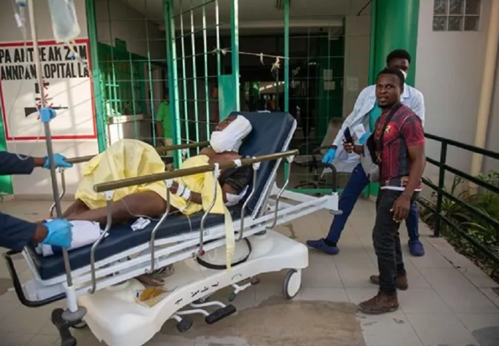 Un periodista herido en un ataque es atendido en el hospital La Paixe, en Puerto Príncipe (Haití). EFE/ Johnson Sabin