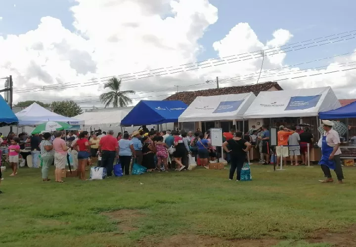 La canasta navideña tiene un costo de $15.00 y está compuesta por un jamón picnic con hueso, cinco libras de arroz, azúcar, guandú y un producto adicional que será piña o aceite, según disponibilidad. Foto. Thays Domínguez