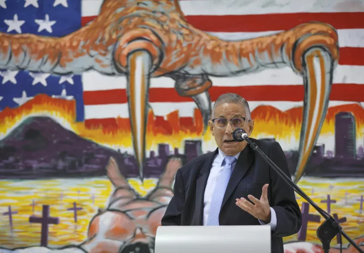 Rolando Murgas Torraza, presidente de la Comisión del 20 de Diciembre habla durante una rueda de prensa, en la Galería Manuel E. Amador en la Universidad de Panamá, esta semana. Foto: EFE
