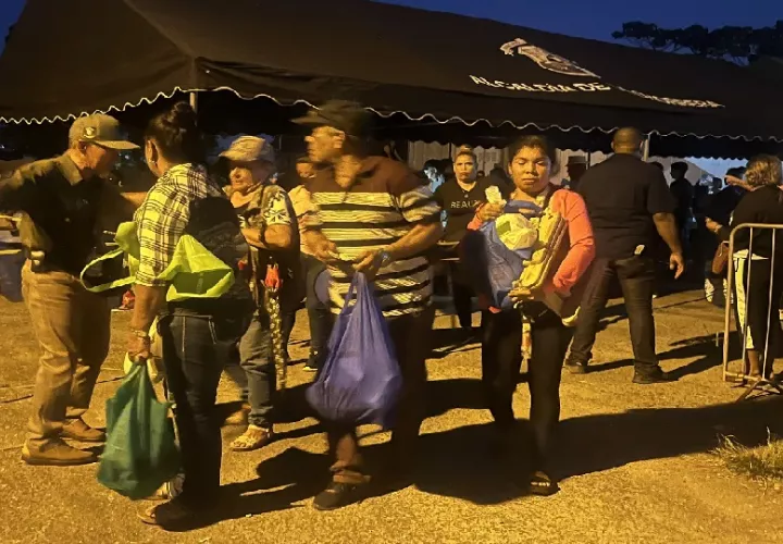 Los chorreranos desde el día enterior hicieron fila para adquiri la "Caja Navideña". Foto. IMA