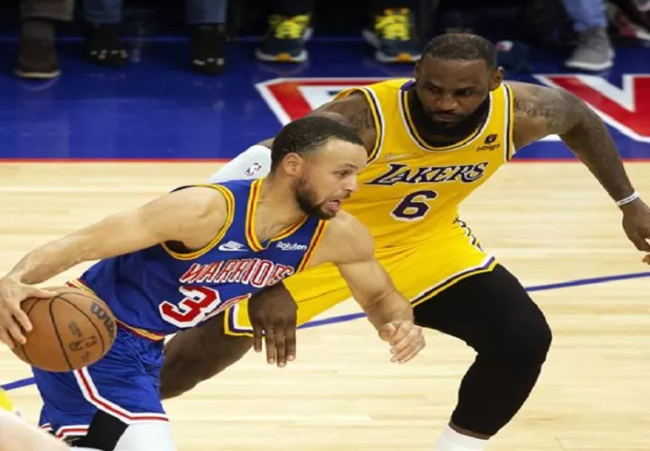 El base estrella de los Warriors de Golden State, Stephen Curry (izq.), al intentar superar la marca del alero estrella de los Laker de Los Ángeles, LeBron James. Foto: EFE/Archivo