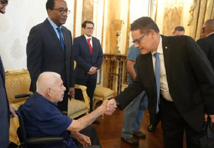 El Ministro de Seguridad Pública, Frank A. Ábrego y el Director del SPI,  Óscar Beitia, le dieron la medalla de Servicio distinguido del SPI. Foto: Cortesía.