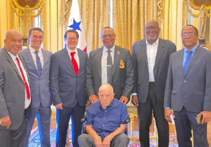 El Sargento León escoltado por miembros de la Fundación de Veteranos y su presidente, Esteban Blis (Izq.). Foto: Cortesía. 
