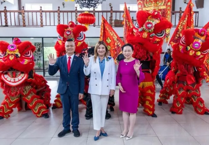 Autoridades de la Embajada Popular de China junto a la Primera Dama de la República de Panamá. Foto: Cortesía