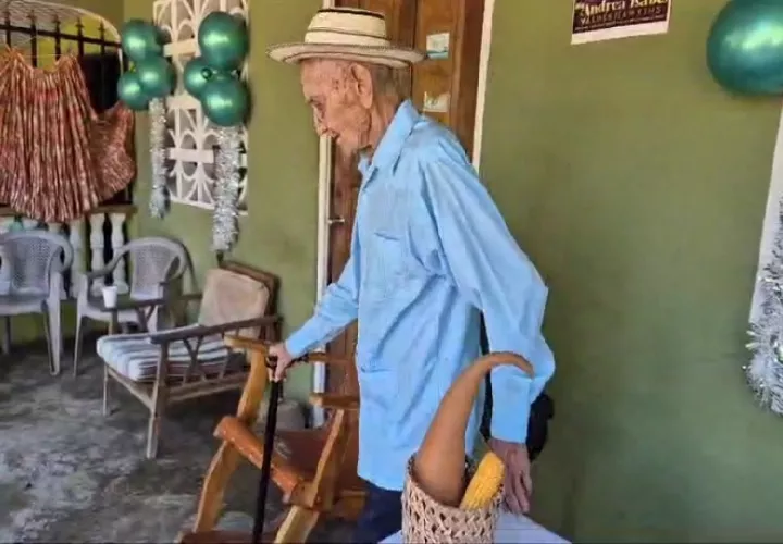 La reunión fue un reflejo del aprecio que su familia y vecinos sienten por él, destacando su importancia como pilar de la memoria colectiva y ejemplo de resiliencia en la provincia de Los Santos.  Foto. Thays Domíbguez