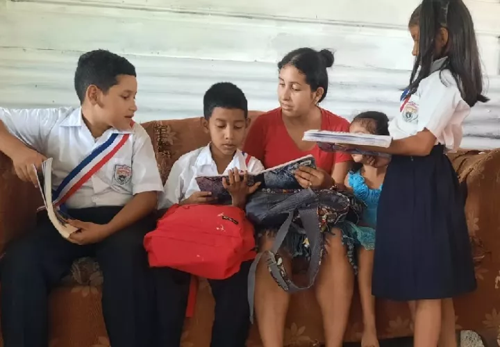 Con su trabajo esta madre vela porque sus pequeños acudan a la escuela para que en un futuro alcancen todos sus sueños. Foto. Mides