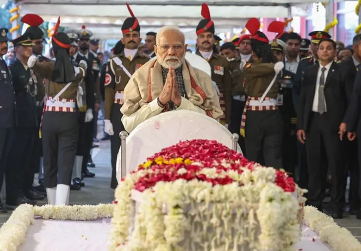 El primer ministro indio, Narendra Modi, rindiendo homenaje durante la ceremonia de cremación. Foto: EFE
