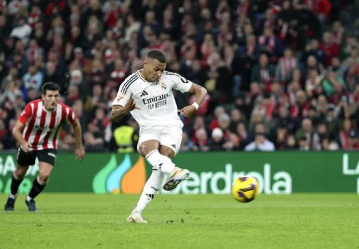 Mbappé volvió a fallar un tiro penal con Real Madrid. Foto: EFE