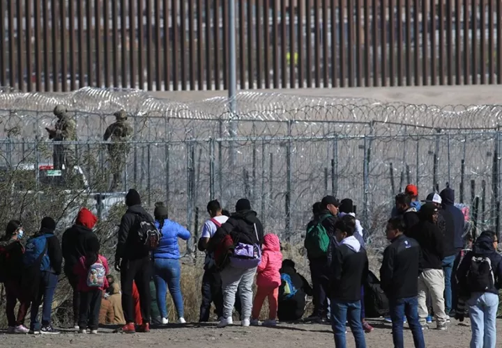 Un grupo de migrantes espera en un punto fronterizo en ciudad Juárez, Chihuahua (México). EFE/Luis Torres