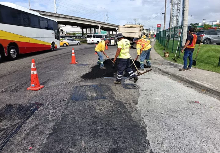 Se utilizaron 10 toneladas de material caliente para el parcheo en este punto. Foto: Diómedes Sánchez 