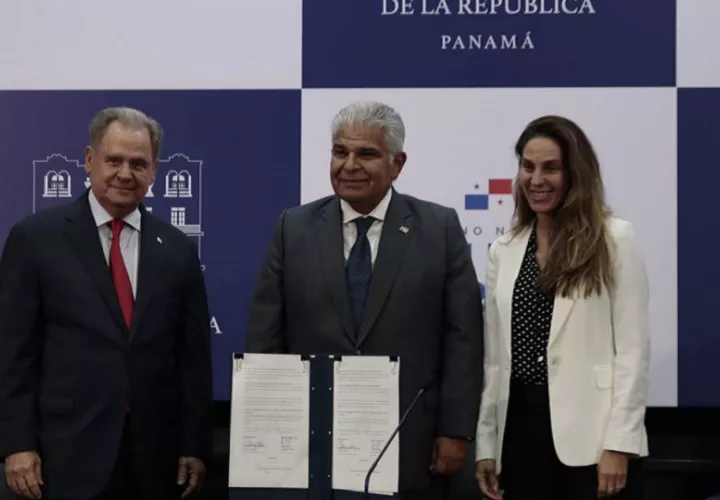 Henry Faarup, secretario del Ferrocarril, José Raúl Mulino,  y Aileen Flasz, vicepresidenta de Arcom. Cortesía Presidencia