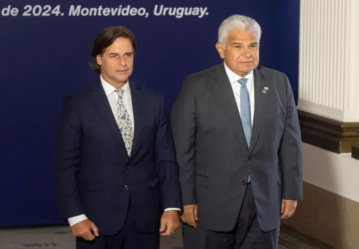 El presidente de Uruguay, Luis Lacalle Pou (i), recibe a su homólogo de Panamá, José Raúl Mulino, en la sede del Mercosur este viernes. Foto: EFE