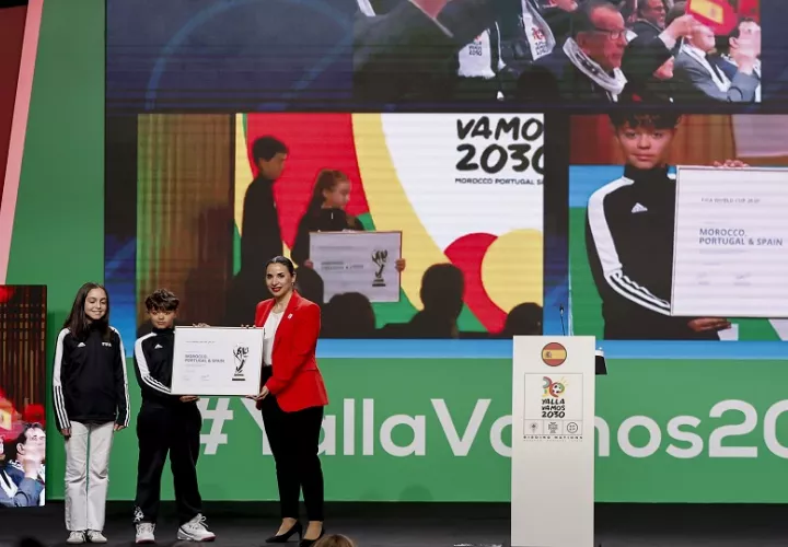 La nueva presidenta interina de la RFEF, María Ángeles García Chaves 'Yaye' (d), recoge el diploma que acredita a España, junto a Marruecos y Portugal, como sedes organizadoras del Mundial de fútbol 2030 de la FIFA. Foto: FIFA